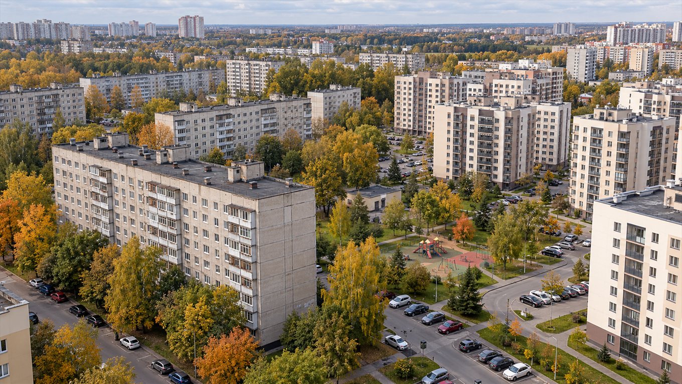 Вид сверху на жилой район с панельными домами и новыми корпусами, изображение иллюстративное