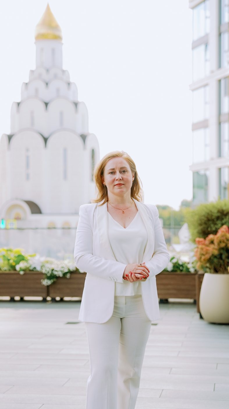 Татьяна Рогачева на террасе комплекса, за спиной храм. Съёмка 19 сентября 2026