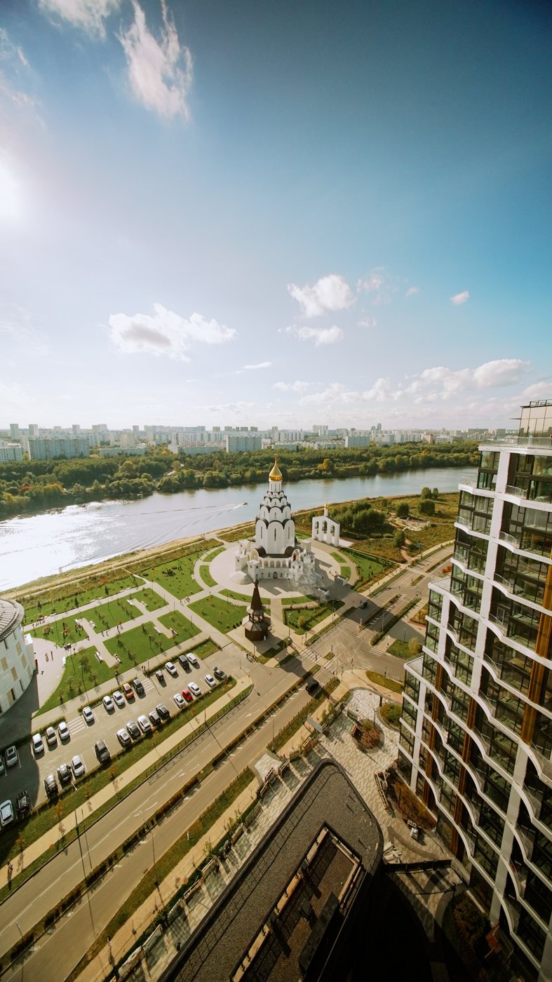 Москва-река, набережная и храм с высоты. Съёмка 19 сентября 2026