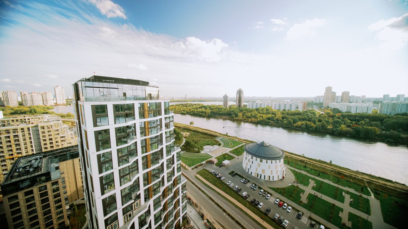 Дома комплекса и Москва-река сверху. Съёмка 19 сентября 2026