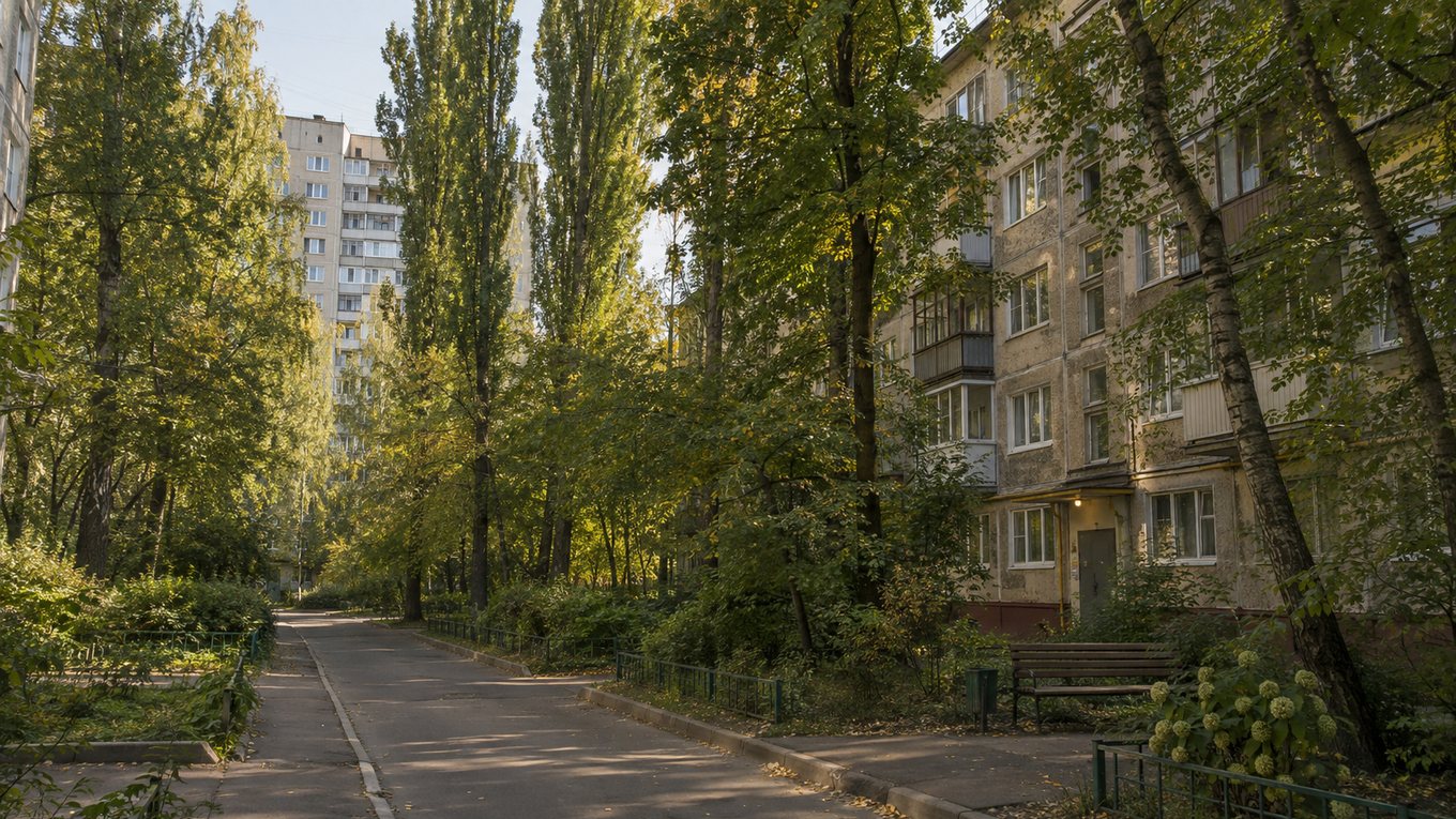 Старые пятиэтажные и девятиэтажные дома среди высоких деревьев. Изображение иллюстративное